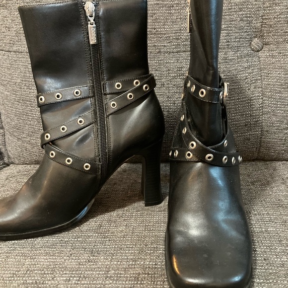 Bongo y2k vintage, like new heeled boots with strap detail. - Picture 9 of 9